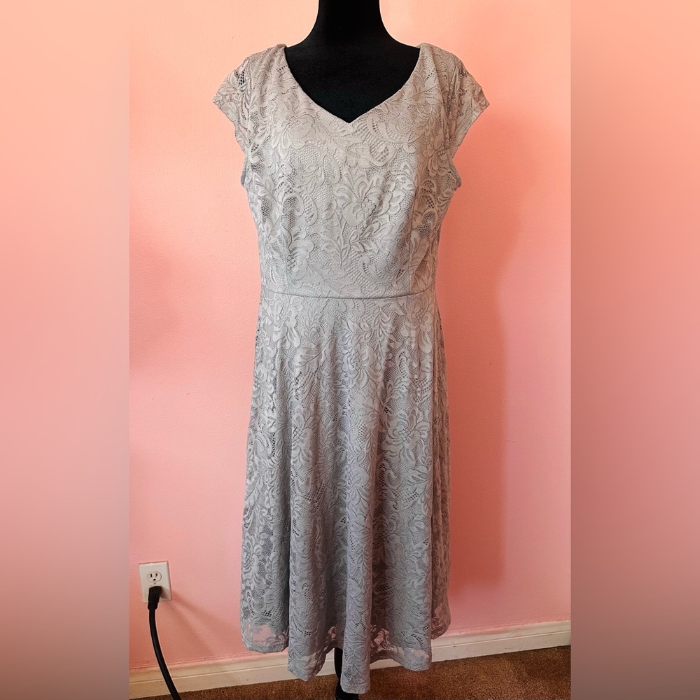 3/20$ 🌸 formal Gray lace dress 🌸